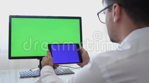 洛杉矶加利福尼亚2019年6月3日工程师建筑工程师眼镜设计师用个人电脑工作视频的预览图