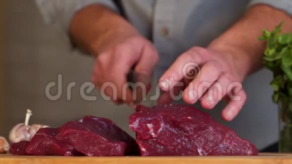 手用刀切生肉慢动作视频的预览图