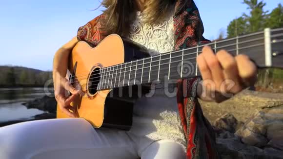 吉他手弹吉他的女人视频的预览图