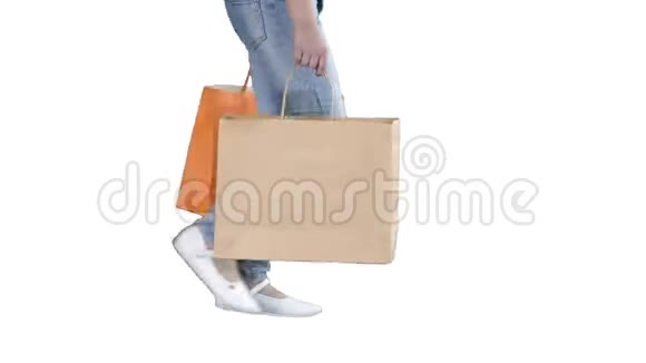 开朗的学校女孩走路带着白色背景的购物袋视频的预览图