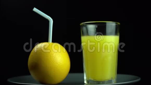 一个黄色的橙色管子插入它在盘子上旋转视频的预览图