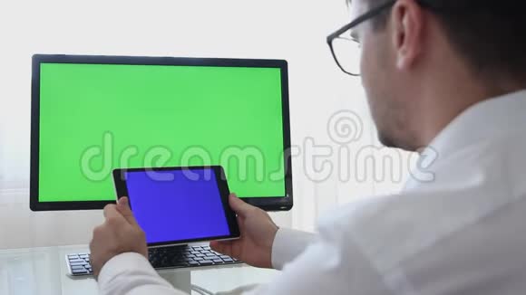 洛杉矶加利福尼亚2019年6月3日工程师建筑工程师眼镜设计师用个人电脑工作视频的预览图