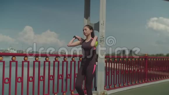 女性在城市锻炼时热身肌肉视频的预览图