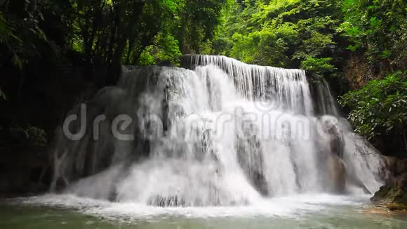 4kHuayMaeKhamin瀑布泰国Kanchanaburi有设计旅行目的地的声音视频的预览图