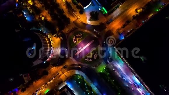 叶卡捷琳堡市中心4路站街交叉口环形交叉路口夜间城市交通时间的推移4UHDK视频的预览图