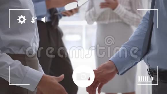 拍商人用数码相机握手的照片视频的预览图