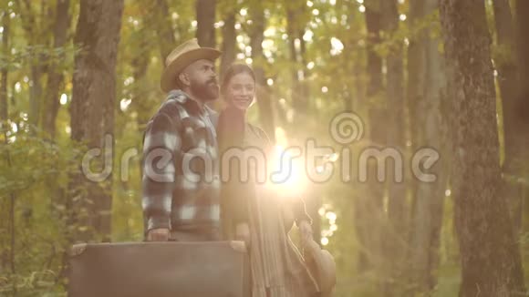 快乐的秋天情侣相爱有趣的复古夫妇玩得很开心微笑的夫妇走过秋天的自然背景视频的预览图