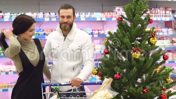 快乐的一对夫妇在杂货店买圣诞食品肖像视频的预览图