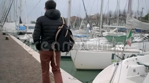游客正走在里米尼的ViaDestraDel港口的堤岸上视频的预览图