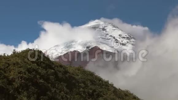 科托帕西火山在云层之间视频的预览图