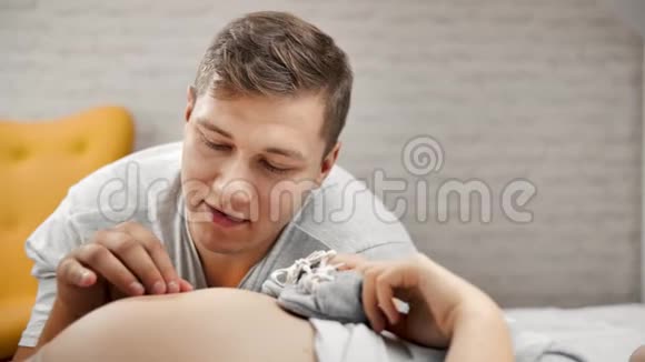 特写幸福未来父亲抚摸大裸怀孕的女性肚子有积极的情绪视频的预览图