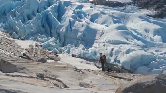 挪威山脉远足斯瓦尔蒂森冰川视频的预览图
