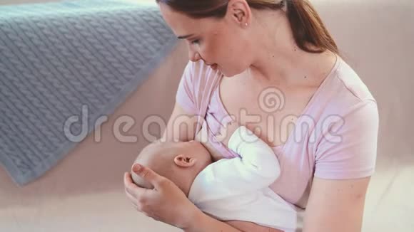 妈妈在家喂宝宝哺乳期母亲小孩视频的预览图