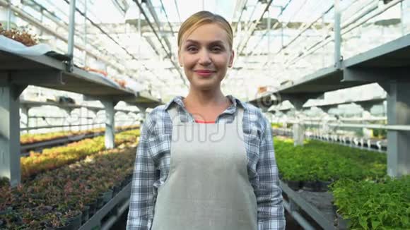 成功的女农场主在温室里双臂交叉面带微笑视频的预览图