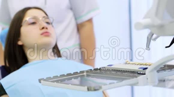 牙医正在准备工具来填充病人牙齿视频的预览图