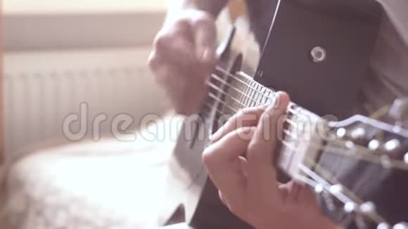 弦乐吉他的慢动作男人手和吉他手视频的预览图