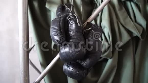 拳击手套挂在灰色背景上视频的预览图