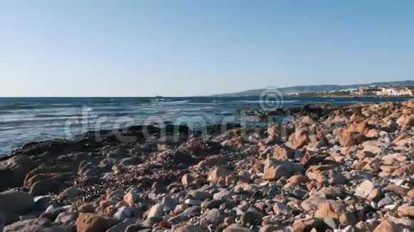 地中海岩石海滩上的合成垃圾和塑料垃圾环境污染问题概念环境政策视频的预览图