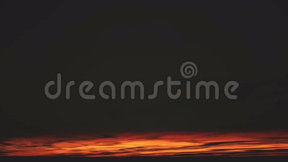 日出时流云远处来黎明的景象视频的预览图