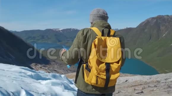 游客观看挪威的斯瓦尔蒂森冰川视频的预览图