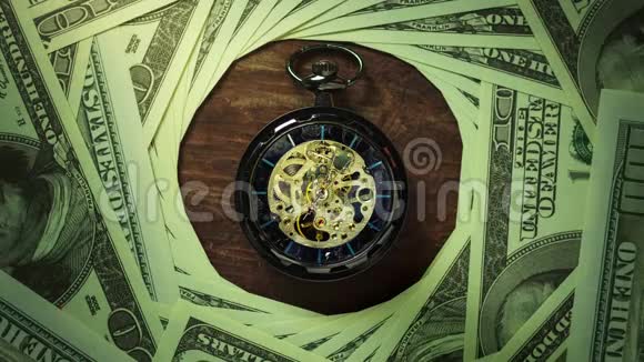 时光流逝手表在地板上的美元钞票堆叠在黑暗中视频的预览图