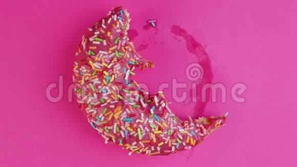停止运动创意概念视频动画甜甜圈咬粉红色背景视频的预览图