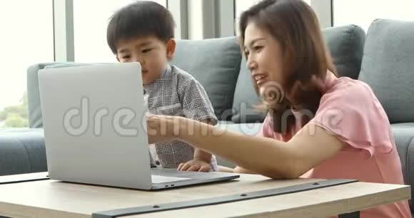 亚洲母子用笔记本然后看视频视频的预览图