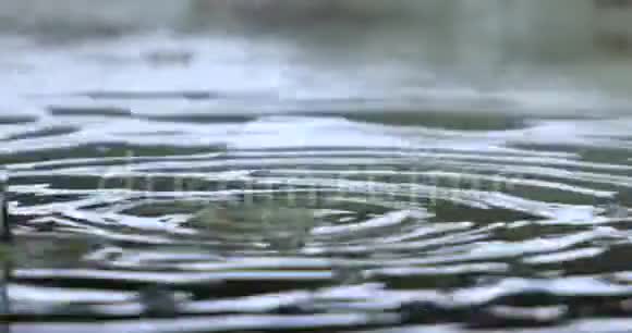 水滴掉进冰冷的水坑里视频的预览图