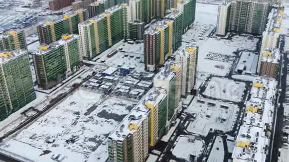 大城市高层住宅冬季鸟瞰图动作现代冬季城市景观视频的预览图