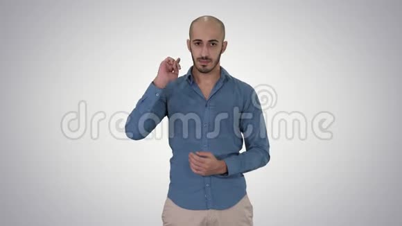 阿拉伯男子在随意做注意手势手指向上梯度背景视频的预览图