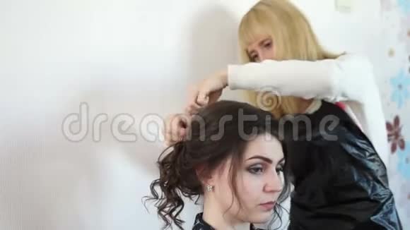 发型师修发型的女孩视频的预览图
