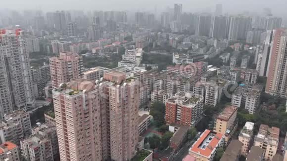 飞过多层住宅楼屋顶的无人机视频的预览图