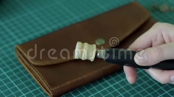 打开抛光工具和手工制作皮革制品视频的预览图