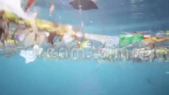 塑料袋和其他漂浮在水下的垃圾视频的预览图