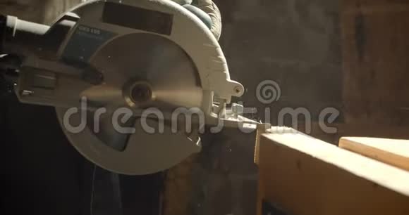 在木制品加工过程中打磨机对木板进行抛光视频的预览图