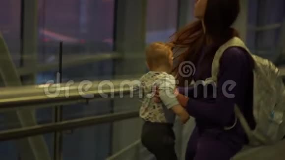 妈妈带着孩子慢动作上飞机视频的预览图