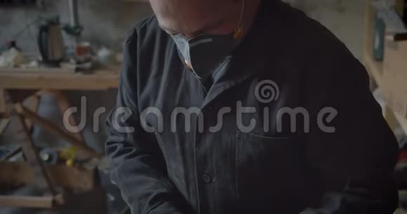 男性手使用磨床抛光木板并在木材厂制作图案视频的预览图