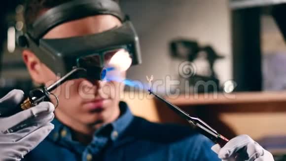 戴防护眼镜的工匠正在燃烧戒指视频的预览图