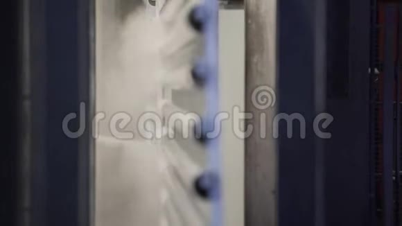 铝管工业涂装在工厂零件表面涂上专用喷漆机喷漆视频的预览图