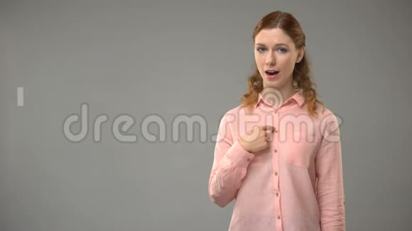 女士签名我不明白在ASL文字背景沟通聋人视频的预览图