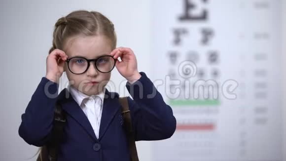 伤心的女学生摘下眼镜对视力问题眼病感到不满视频的预览图