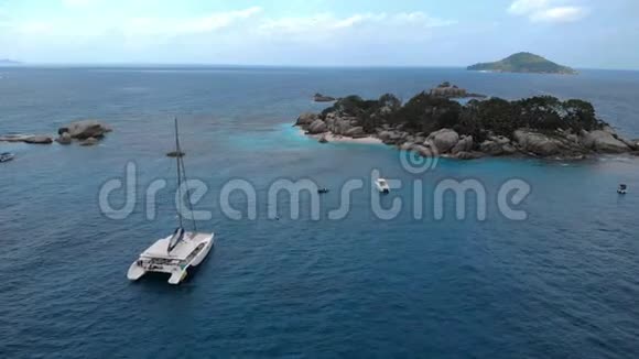 可可岛拉迪格塞无人驾驶飞机从上面看到海滩上的夫妇无人驾驶飞机从上面看到海滩视频的预览图