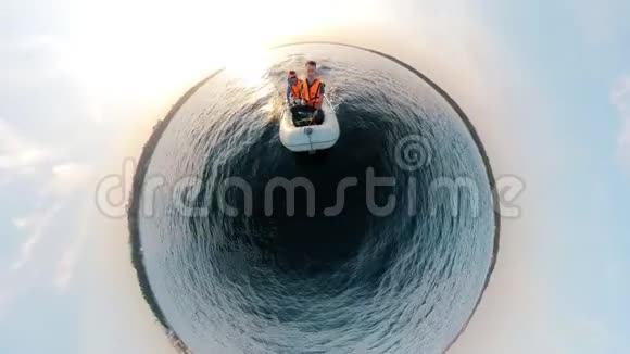 驾驶摩托艇的两名男子的半圆图视频的预览图
