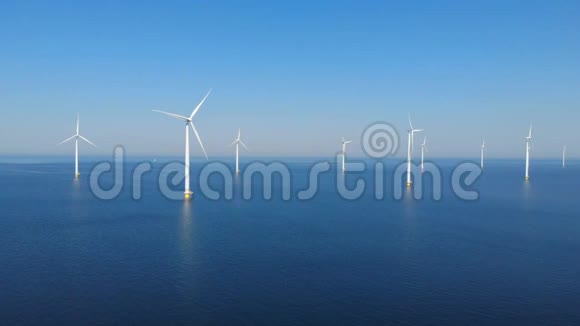 从空中俯瞰风力涡轮机在westermeerdijk的windpark一个在IJsselmeer湖最大的风车农场的Drone景视频的预览图