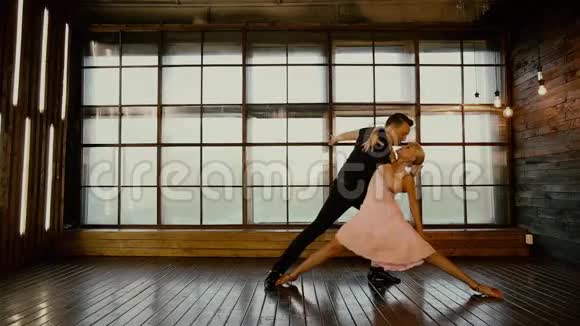 肮脏的舞蹈恋爱中的二重唱情人节舞蹈在棕色的视频的预览图