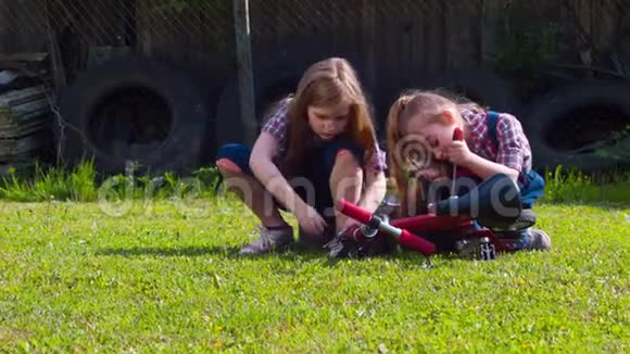两个小女孩修理自行车视频的预览图