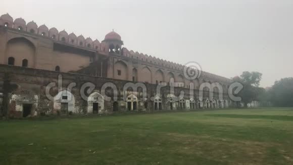 印度新德里2019年11月11日旧堡垒的墙在对面视频的预览图