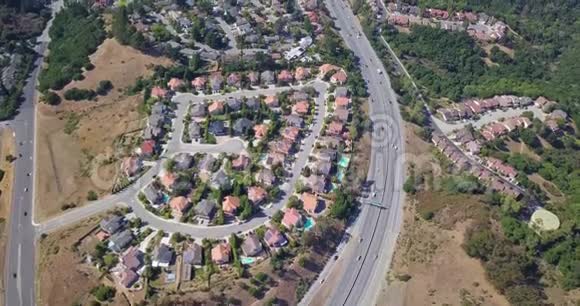 美国加州SF湾地区圣马托县郊区房屋和高速公路的空中射击视频的预览图