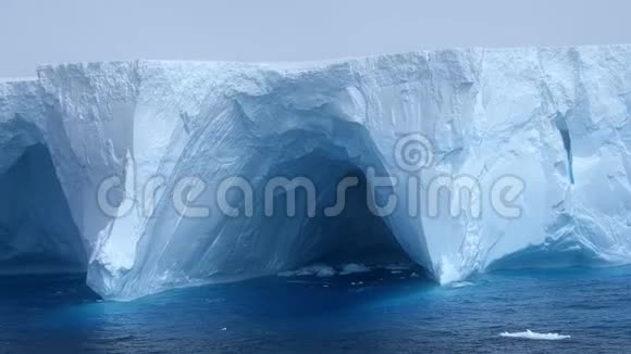 冰山漂浮在南极洲有洞穴视频的预览图