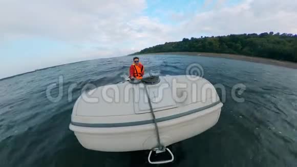 一个骑着小艇穿过水面的人的正面景色视频的预览图